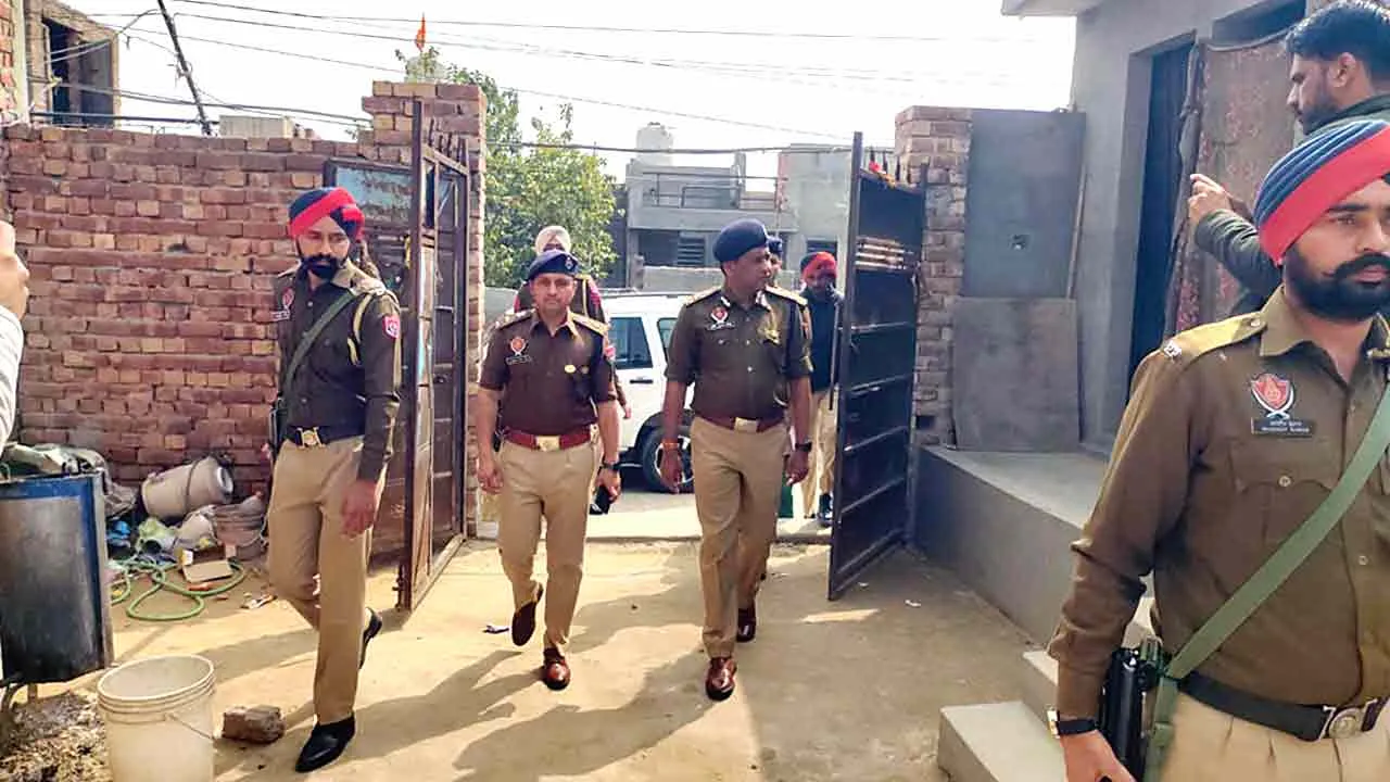 ‘युद्ध नशों के विरुद्ध’: जिला मानसा में पुलिस चली, गली-गली