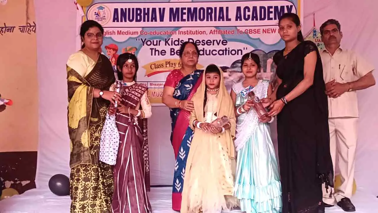 अनुभव मैमोरियल एकेडमी में वार्षिकोत्सव का भव्य आयोजन, मेधावी छात्र सम्मानित
