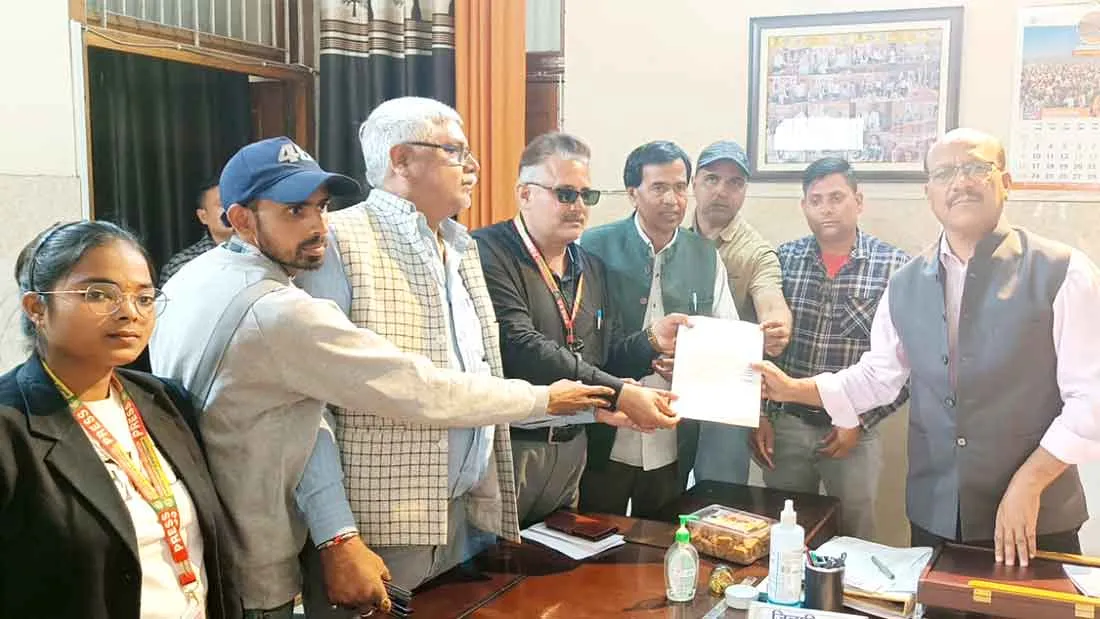 पत्रकार राघवेन्द्र वाजपेयी को न्याय दिलाने को लेकर डीएम को सौंपा ज्ञापन