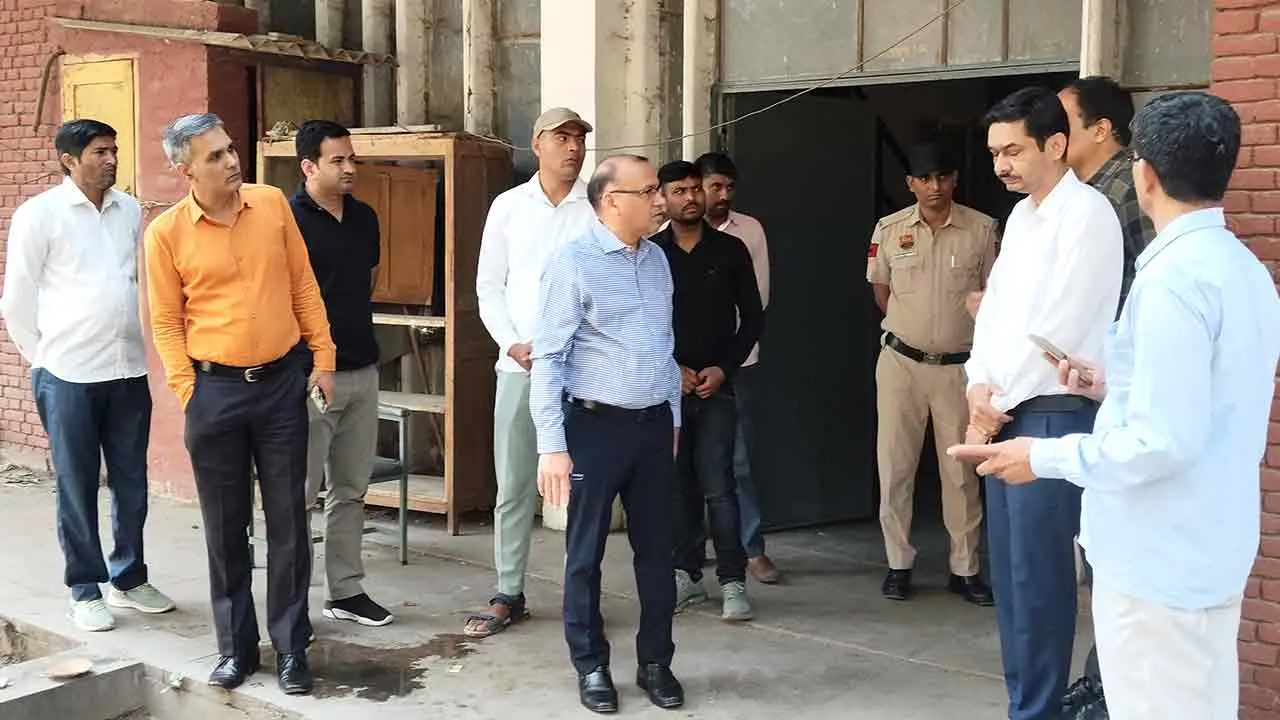 नारनौल के डीसी ने किया सरकारी कार्यालयों का औचक निरीक्षण