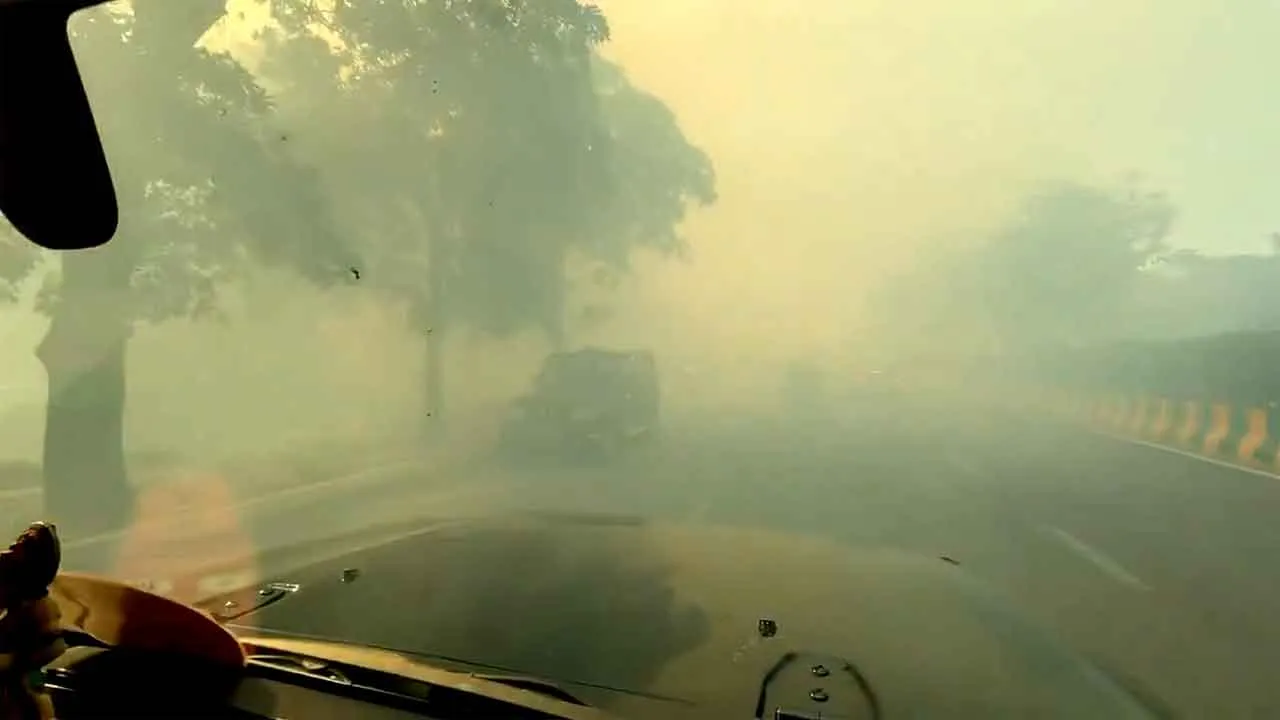 Noida Fire News: नोएडा डंपिंग यार्ड में लगी भयंकर आग, बुझाने में लग सकता है 4-5 दिन का समय
