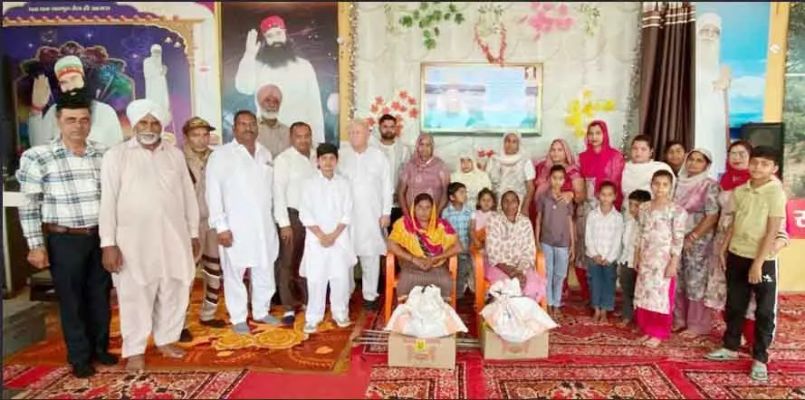 जरूरतमंद परिवारों को राशन देकर अर्पित की सचखंडवासी रुकमा देवी इन्सां को सच्ची श्रद्धांजलि