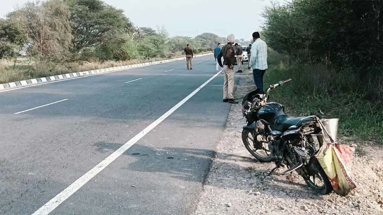 Sirsa Road Accident: पुलिसकर्मियों की कार ने मोटरसाइकिल को मारी टक्कर, मां-बेटी की मौत, 3 घायल