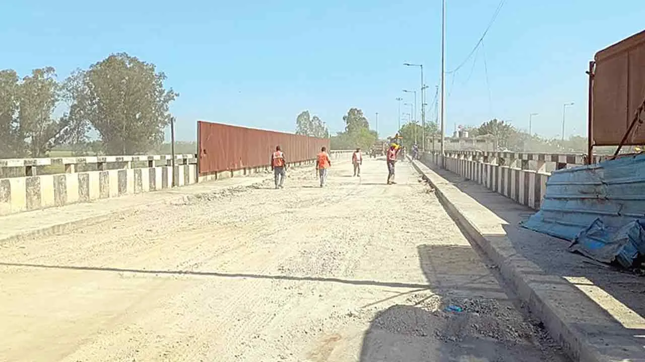 Shambhu Border: पुलिस ने सड़क के दोनों तरफ से हटाए बैरीकेड्स