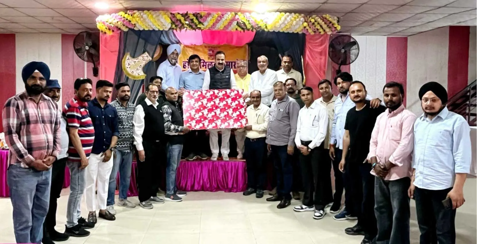 जल बचाओ थीम पर आधारित मीडिया क्लब ने आयोजित किया होली मिलन समारोह, फूलों संग खेली होली