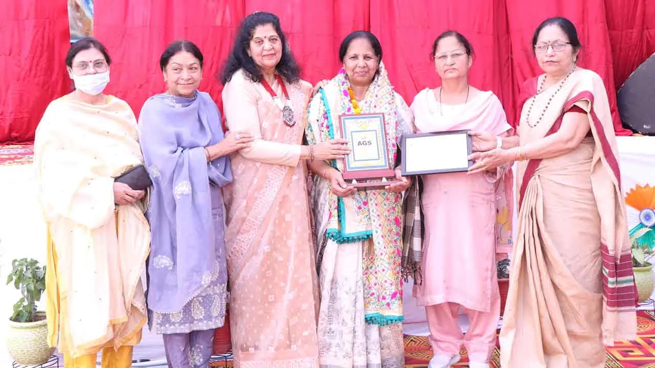 महिला उत्थान एवं स्वरोजगार की दिशा में कार्य करने पर सरोज लाल सम्मानित