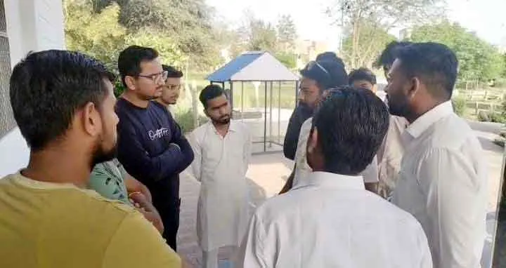 फ्री सुविधा का दावा झूठा, जरूरतमंद बच्चों से वसूले जा रहे चार सौ रुपए प्रतिमाह : मोहल्लेवासी