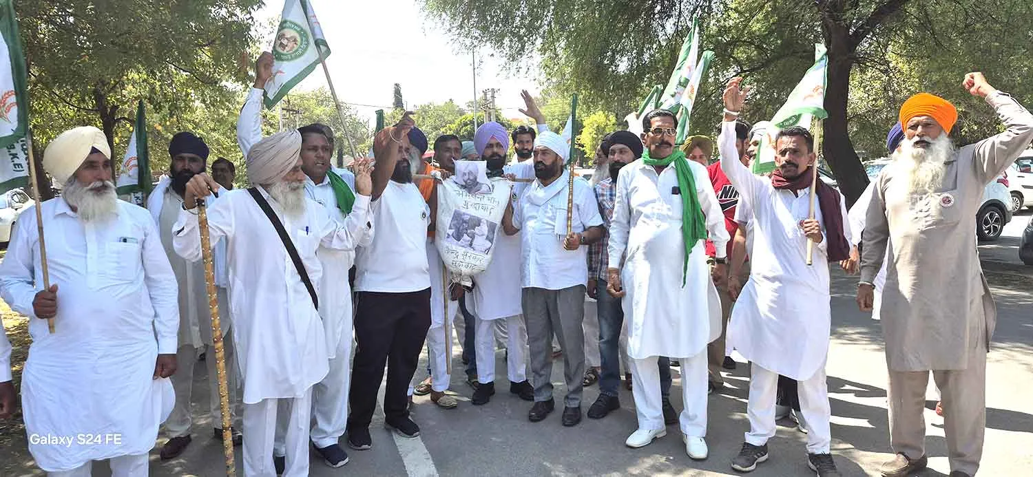बॉर्डर खाली करवाने के विरोध में सरसा के किसानों ने फूंका पंजाब सीएम का पुतला