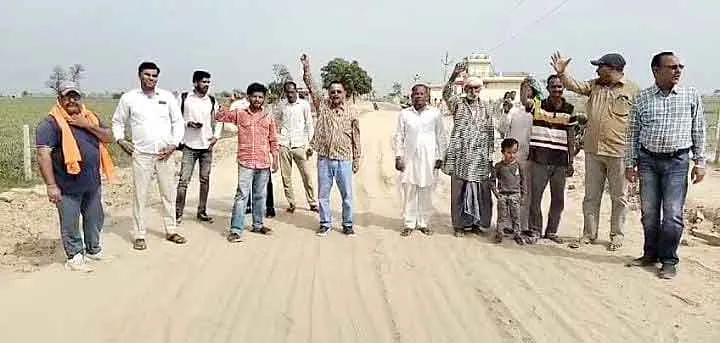 सडक़ को अतिक्रमणमुक्त करवा सौंदर्यकरण करने की मांग, पीडब्ल्यूडी के खिलाफ की नारेबाजी