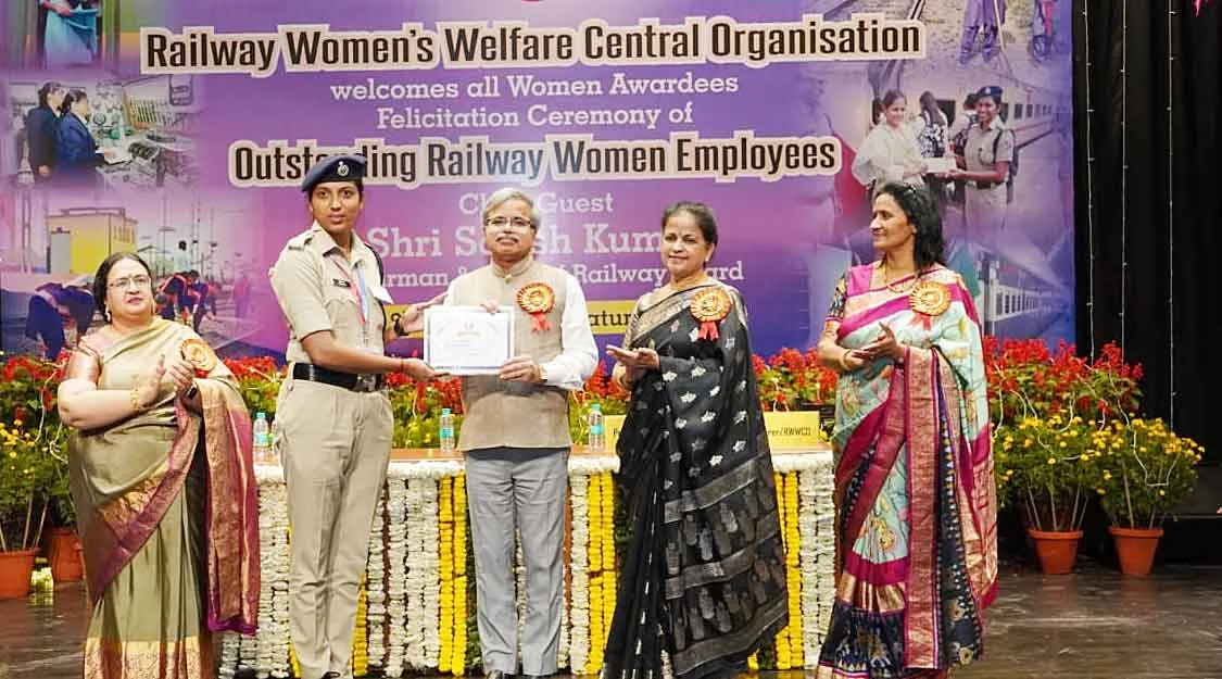 RWWCO News: रेलवे बोर्ड के चेयरमैन सतीश कुमार ने किया महिला रेलकर्मियों का सम्मान