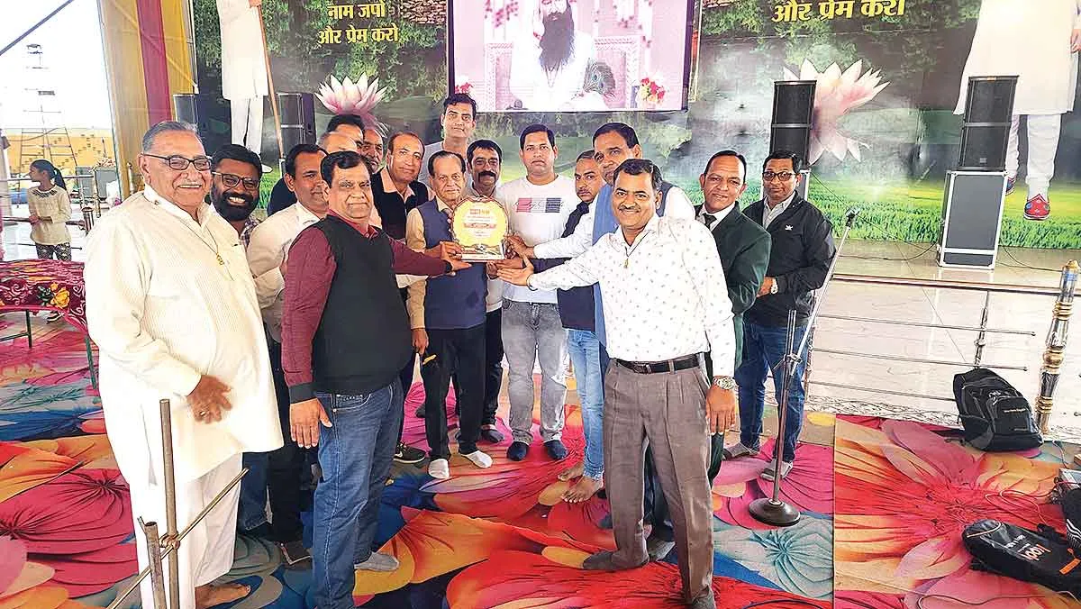 Budharwali: सच कहूँ व सच्ची शिक्षा प्रसार में अव्वल आए ब्लाक ट्राफियां पाकर खिलखिला उठे!