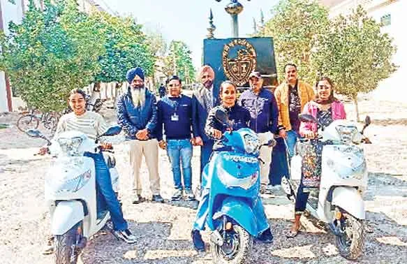 Rajasthan Scooty Yojana: मेधावी छात्रा स्कूटी योजना के तहत छात्राओं को स्कूटी वितरित