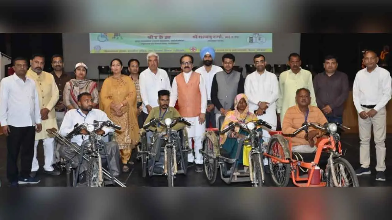 320 दिव्यांगजनों को 40 सहायक यंत्र व उपकरण वितरित