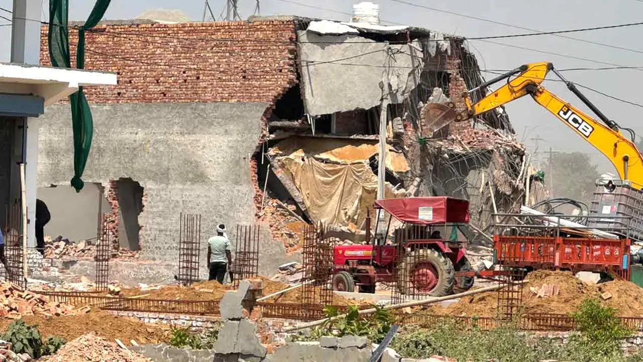 Illegal Construction News: अवैध कालोनियों में किए निर्माण पर चला पीला पंजा
