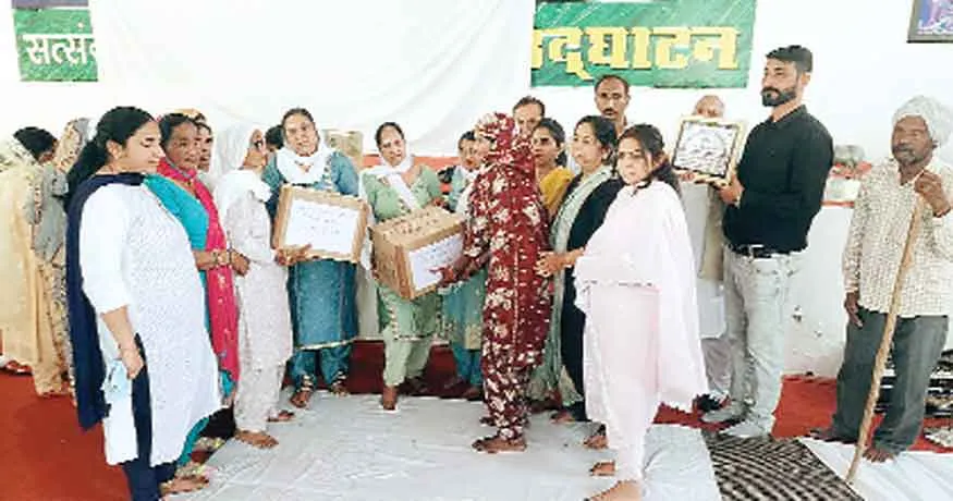 शरीरदानी माता निर्मला देवी इन्सां के परिजनों को प्रशस्ति पत्र भेंट