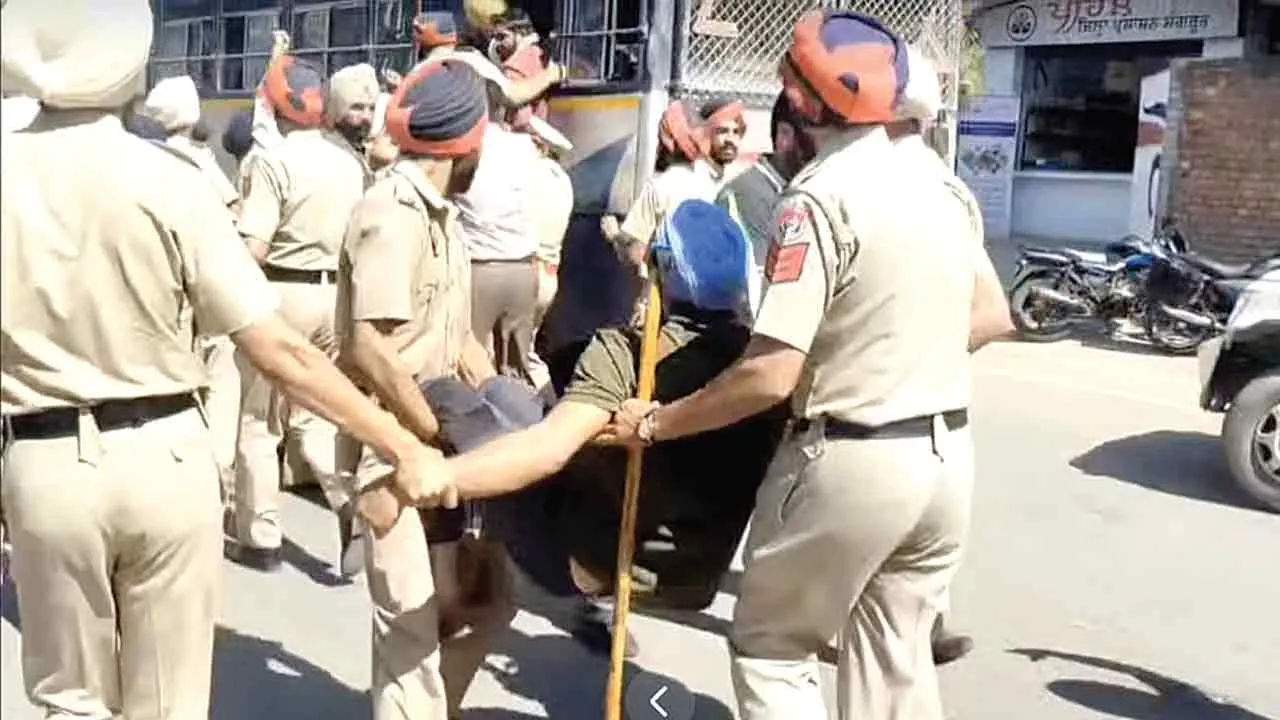 Farmer News: डीसी कार्यालय समक्ष धरना देने पहुंचे किसानों को पुलिस ने किया डिटेन
