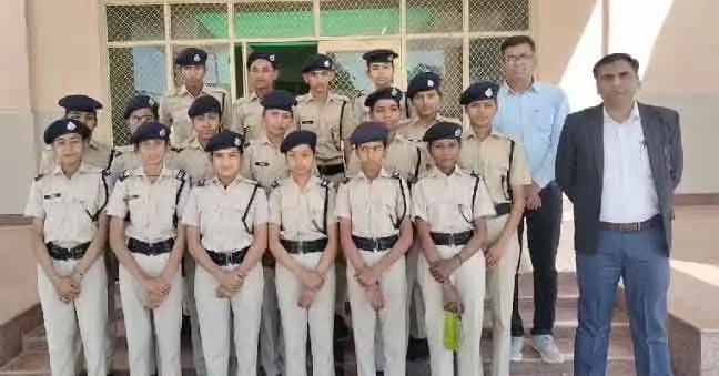 स्कूली बच्चों ने किया जिला एवं सत्र न्यायालय का भ्रमण