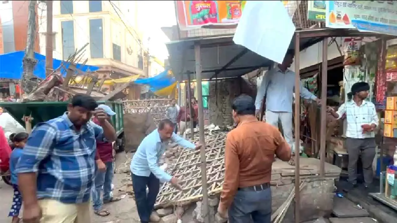 नगर पालिका ने डीएम के आदेश पर अवैध कब्जे को हटवाया, मचा हड़कंप