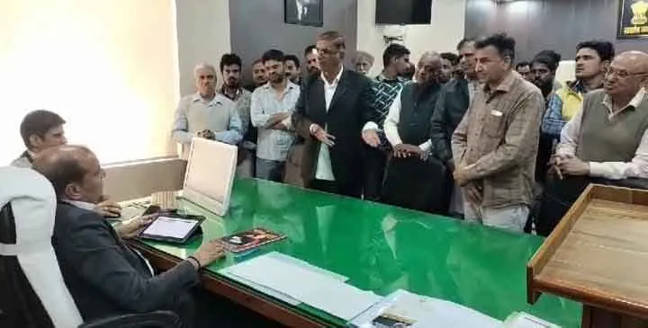 सडक़ निर्माण की मांग को लेकर दुकानदारों ने दी चक्काजाम की चेतावनी