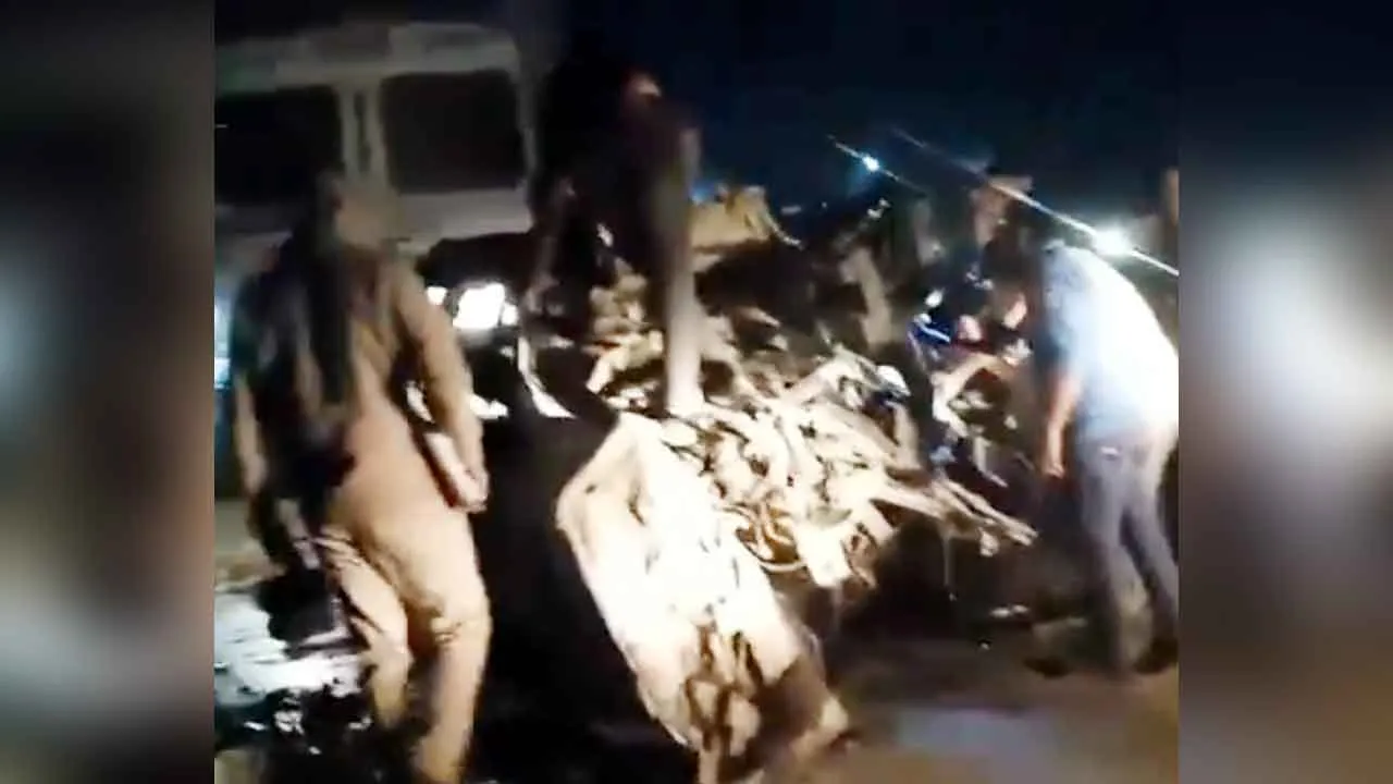 Rajasthan Accident: राजस्थान में बड़ा सड़क हादसा, 6 की गई जान, एक गंभीर