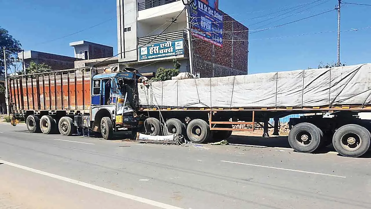 Road Accident: ट्रक ने खड़े ट्राली में मारी टक्कर, तीन घायल