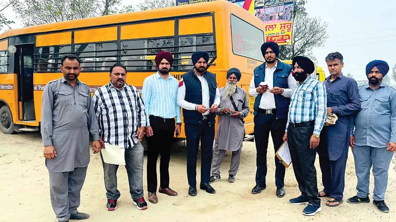 सेफ स्कूल वाहन पॉलिसी: स्कूल वाहनोंं की चैकिंग की 13 के काटे चालान
