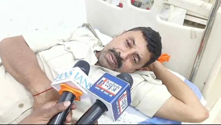 Attack on police team: आरोपियों को पकड़ने गई पुलिस टीम पर बदमाशों का हमला, पांच घायल