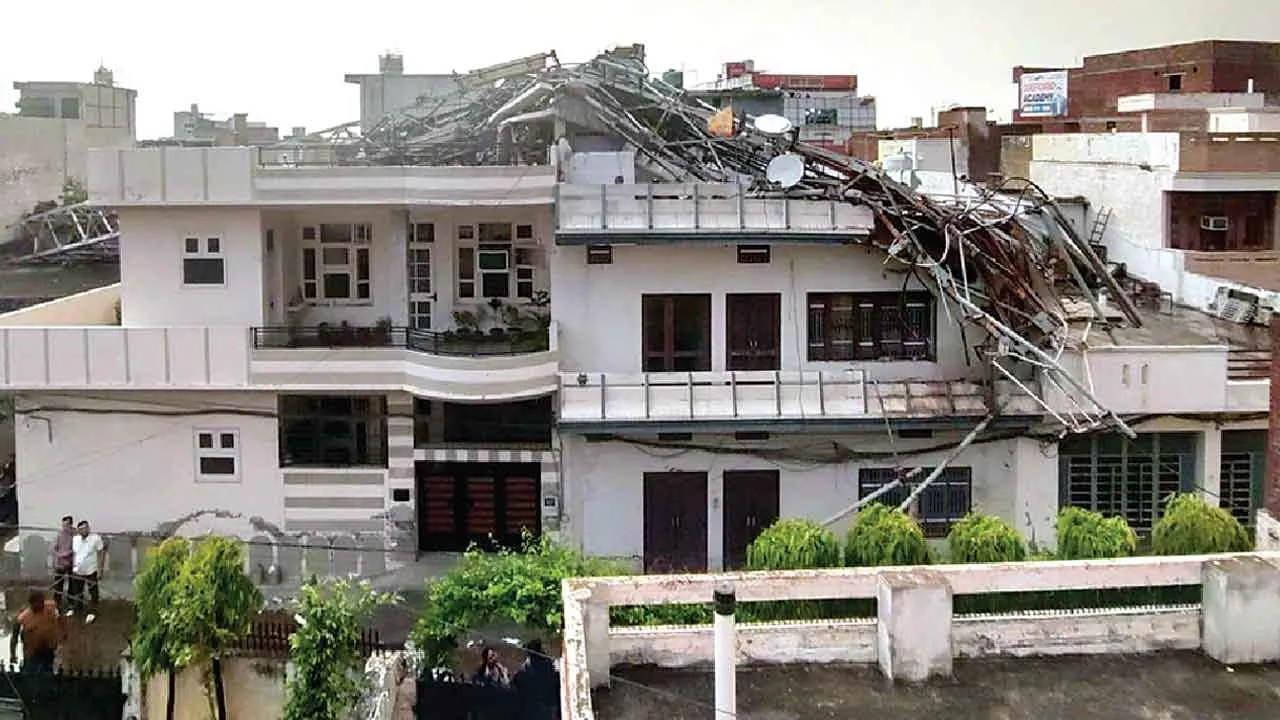 घनी आबादी वाले क्षेत्र में तीन घरों पर गिरा मोबाईल टावर, लाखों का नुक्सान