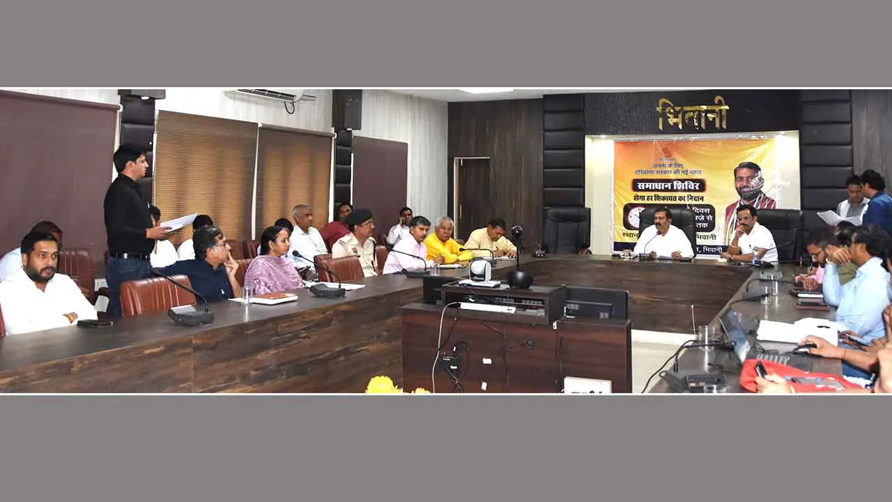 Family ID News: बुजुर्ग बाला देवी ने कुर्सी पर बैठकर जिंदा होने का दिया प्रमाण तो एडीसी हुए हैरान