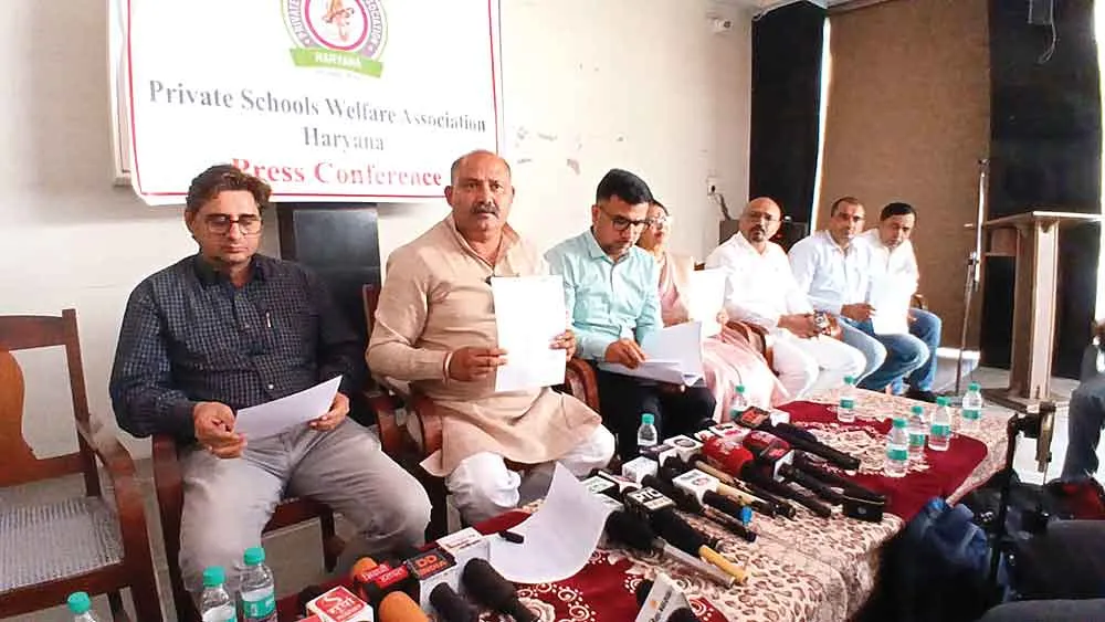 Ban on Unrecognized Schools: गैर मान्यता प्राप्त स्कूल, अवैध अकेडमी व ऑनलाइन शिक्षा पर प्रतिबंध की मांग