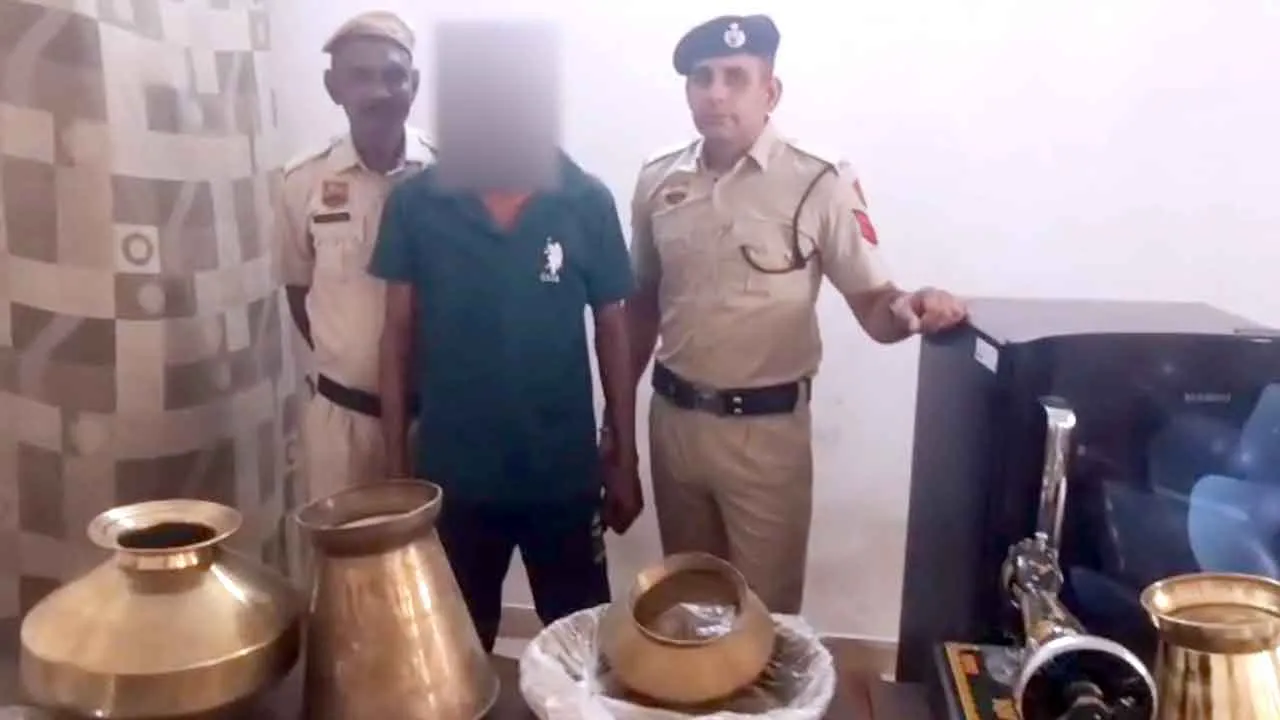 पुलिस की जांच पड़ताल में मिक्सर जूसर से मिला सुराग, चोर गिरफ्तार