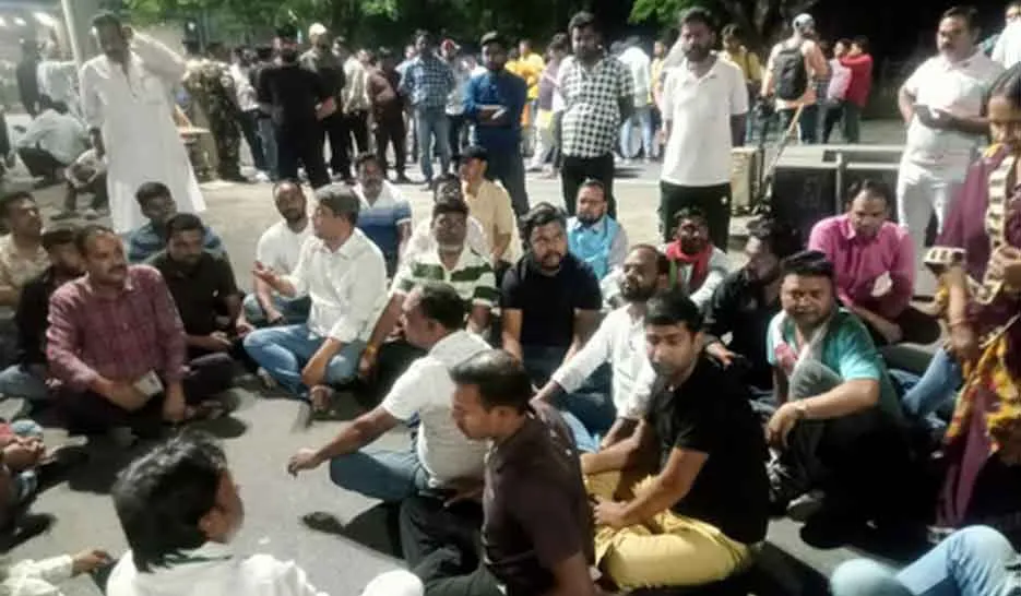 Bokaro Clash: लाठीचार्ज में युवक की मौत पर बवाल, गाड़ियों में लगाई आग
