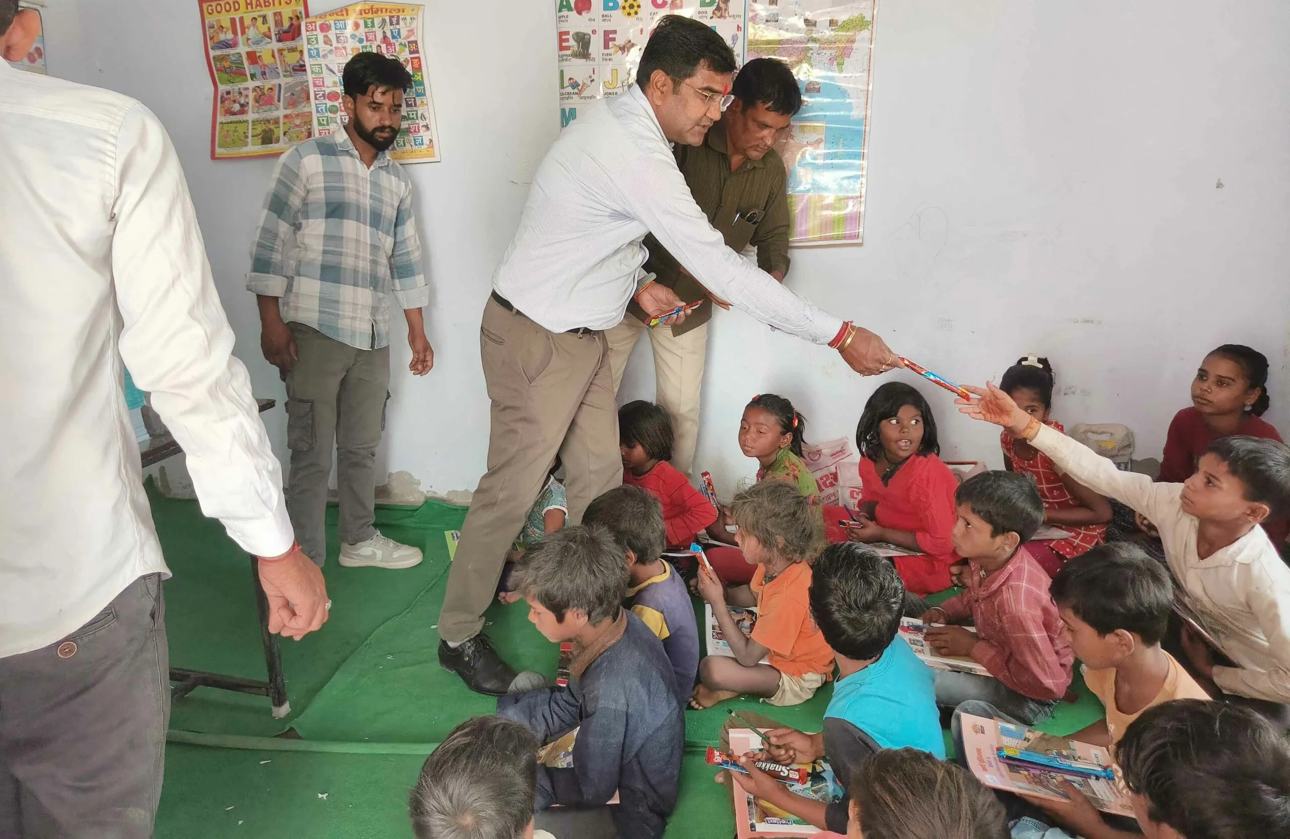 ईंट उद्योग पर संचालित पाठशाला में बच्चों को शैक्षणिक सामग्री वितरित