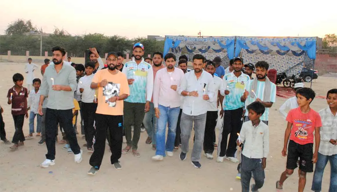 आंतकी हमले में जान गंवाने वाले नागरिकों को दी श्रद्धांजलि, युवाओं ने निकाला कैंडल मार्च