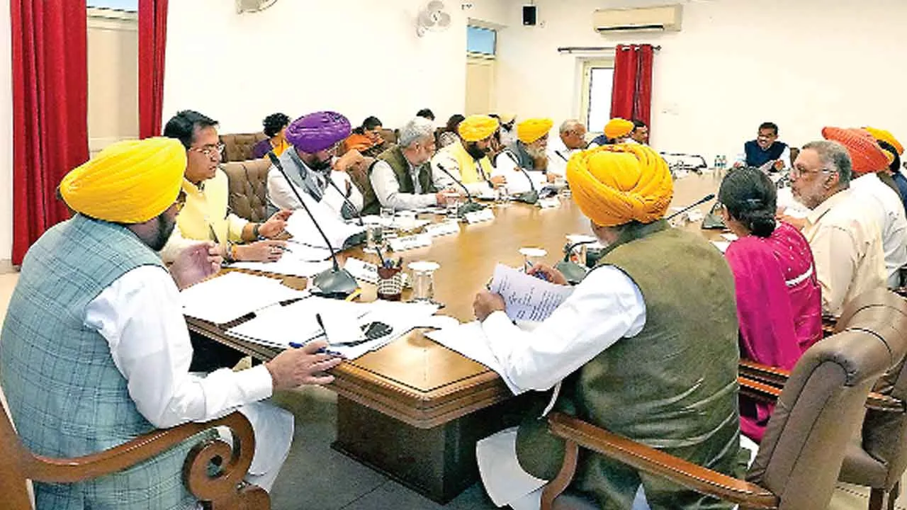 Mukhyamantri Tirth Yatra Yojana: मुख्यमंत्री तीर्थ यात्रा योजना को मंजूरी, 100 करोड़ का बजट मंजूर