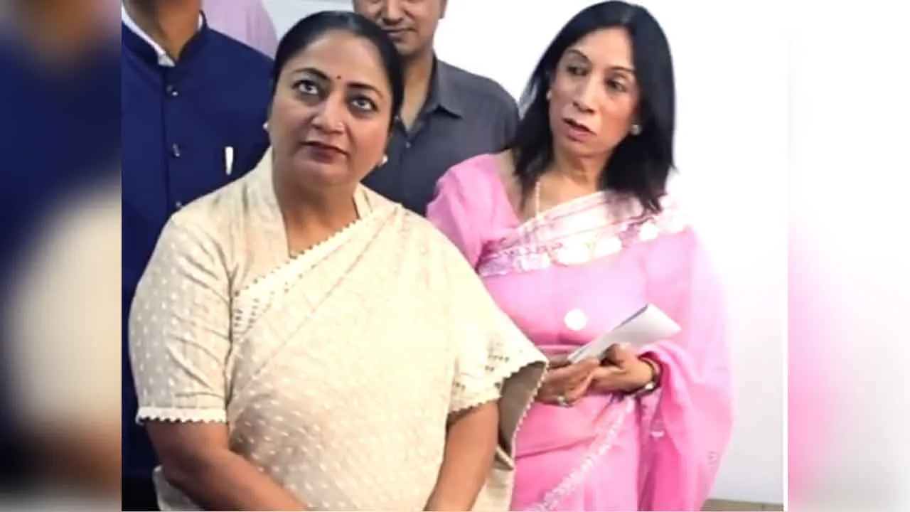 BJP Delhi: मुख्यमंत्री रेखा गुप्ता ने कन्या पूजन कर सुनी स्कूली छात्राओं की समस्याएं