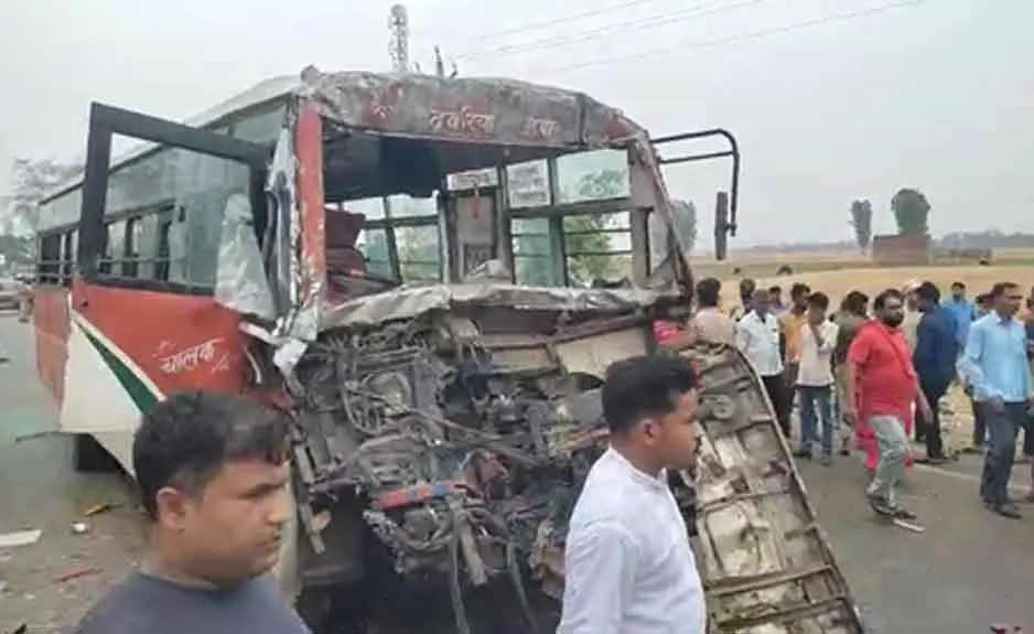 Roadways Bus Accident: यूपी में रोडवेज बस और टैंकर में जबरदस्त भिड़ंत