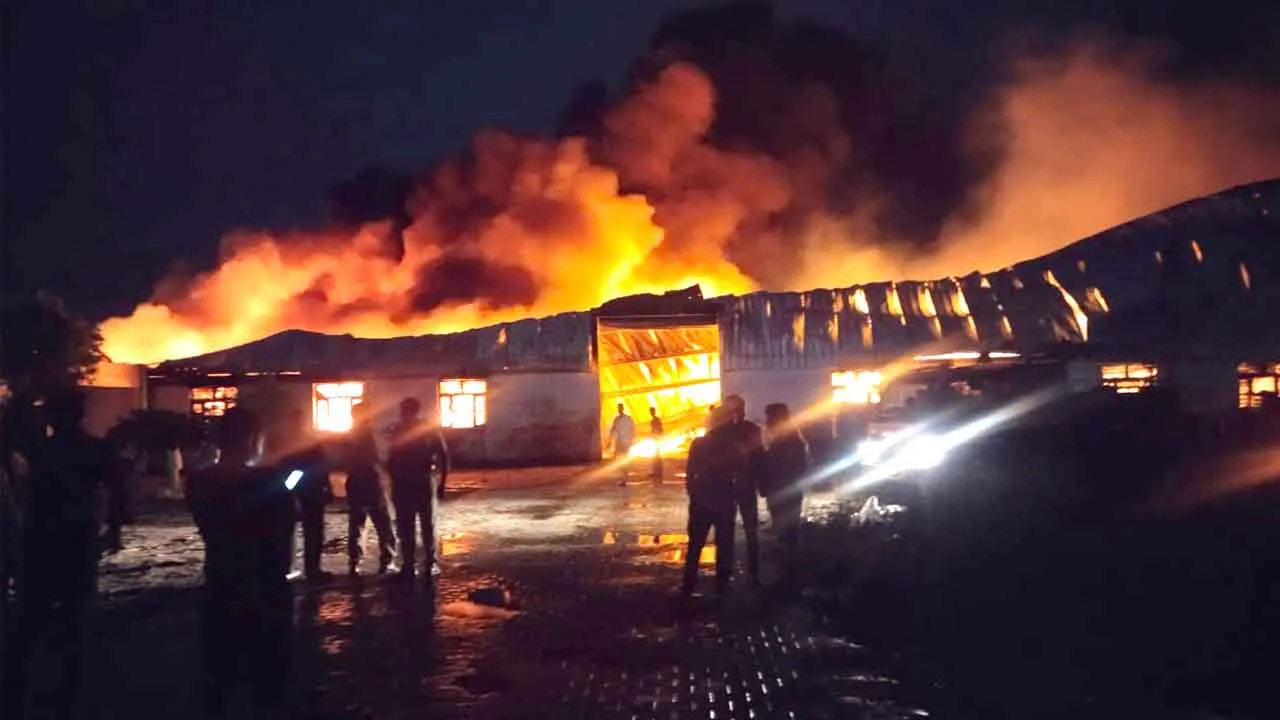 Karnal: गत्ता फैक्ट्री में देर रात लगी भीषण आग, लाखों का माल जलकर राख