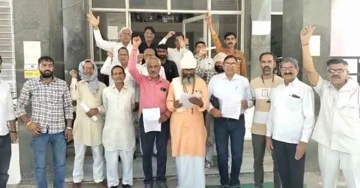 दोषी अधिकारियों-कर्मचारियों के खिलाफ मुकदमा दर्ज करने की मांग