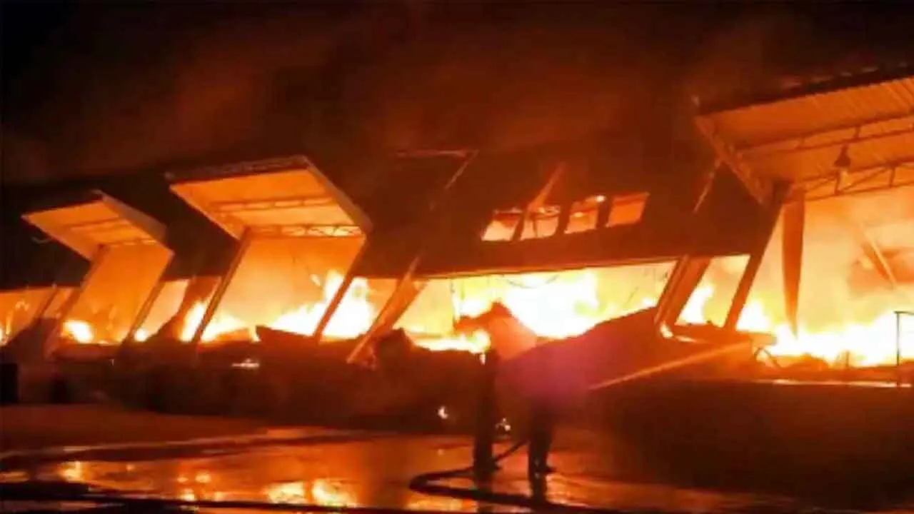 Gurugram Fire:: गुरुग्राम के सरस्वती एन्कलेव के औद्योगिक क्षेत्र में लगी भीषण आग