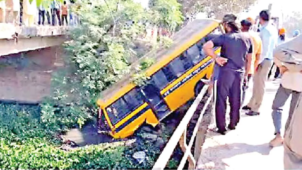 School Bus Accident: स्कूल बस नाले में गिरी, कोई हताहत नहीं
