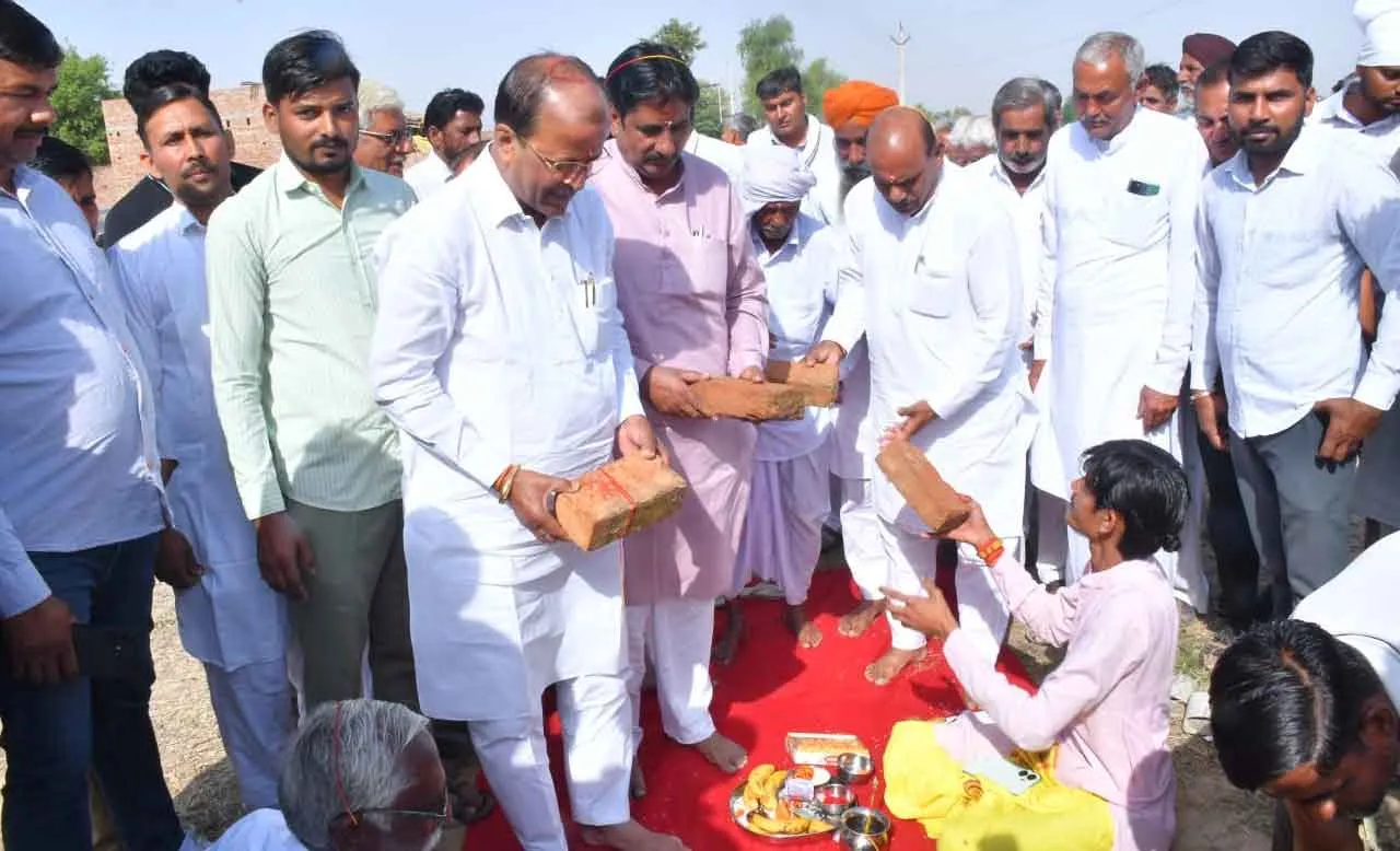 विधायक ने रखी गौशाला निर्माण की नींव