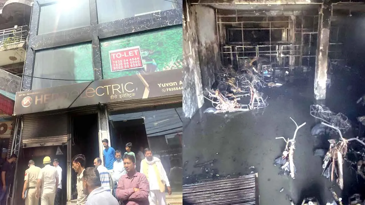 हीरो इलेक्ट्रिक शोरूम में लगी आग, जलीं कई स्कूटी