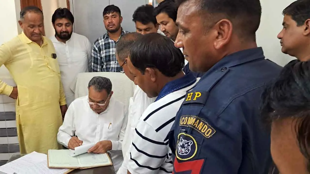 विधायक भयाना ने किया पीएचसी का निरीक्षण, छह कर्मचारी मिले गैरहाजिर