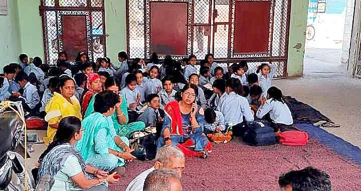 हांसी सरकारी स्कूल का बुरा हाल! अन्य स्कूल प्रशासन ने बच्चों को बैठाने से किया इंकार
