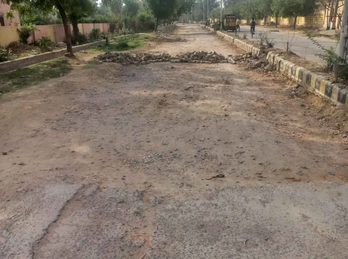 सीसी सड़क उखाड़ी, निर्माण करना भूले