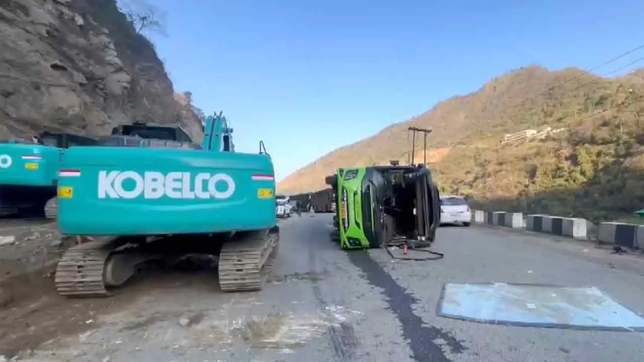 Himachal Road Accident: बोल्वो बस पलटी, 37 यात्री घायल