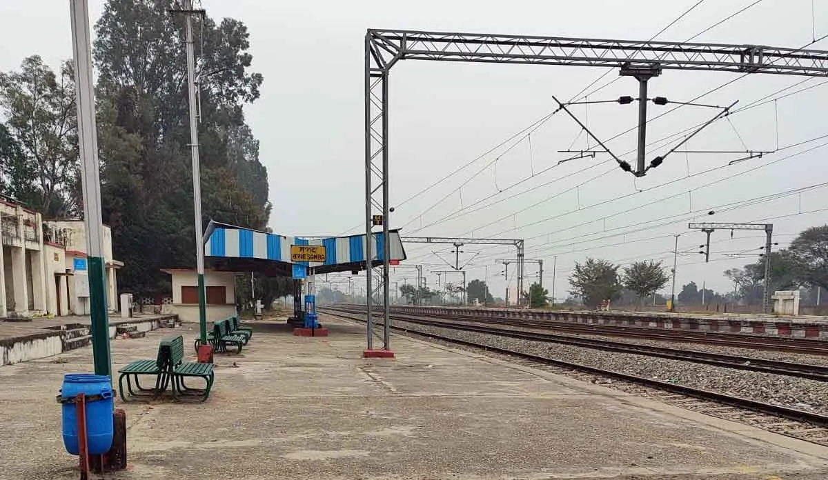 Hemkunt Express Accident: पंजाब में रेलवे स्टेशन पर रेलवे कर्मचारियों की सतर्कता! हेमकुंट एक्सप्रेस के यात्री बाल-बाल बचे