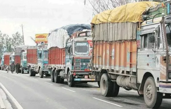 Karnataka Transport Strike: कर्नाटक में ट्रकों की हड़ताल का ऐलान, अनिश्चितकालीन आंदोलन शुरू