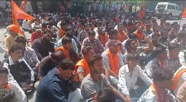 West Bengal Violence Update: वक्फ कानून को लेकर जारी हिंसा के विरोध में बजरंग दल ने प्रदर्शन कर पश्चिम बंगाल में राष्ट्रपति शासन की मांग की